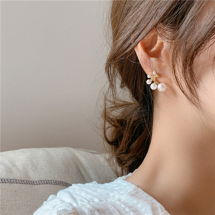 New Korean-style pearl stud earrings from Dongdaemun, South Korea, with a unique and simple touch for women Application Scenario