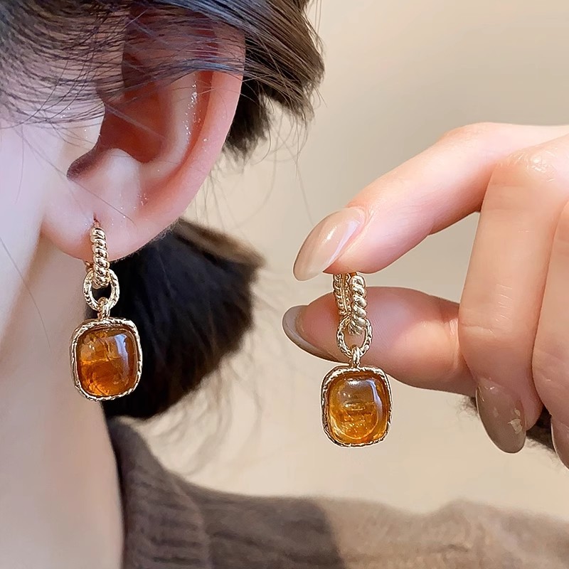 The Maillard dark red circle earrings for women exude a unique autumn and winter atmosphere. The stud earrings are a light luxury, niche and high-end accessory full figure