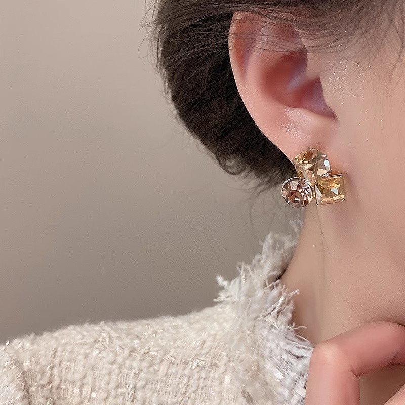Exquisite retro geometric fashion earrings, women's light luxury and high-end style autumn and winter earrings, niche, versatile and unique earrings details Picture