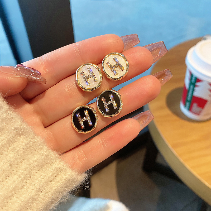 Elegant socialite earrings with a niche design sense, new trendy letter stud earrings, and high-end pure silver earrings in a delicate fragrance style Specification drawing