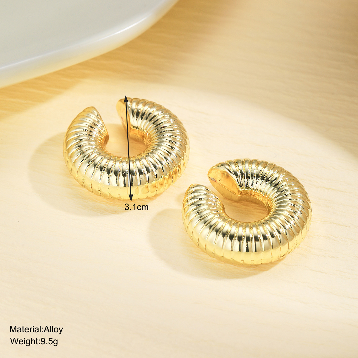 European and American retro fashion, high-end, niche and unique C-shaped threaded hollow women's ear clips details Picture