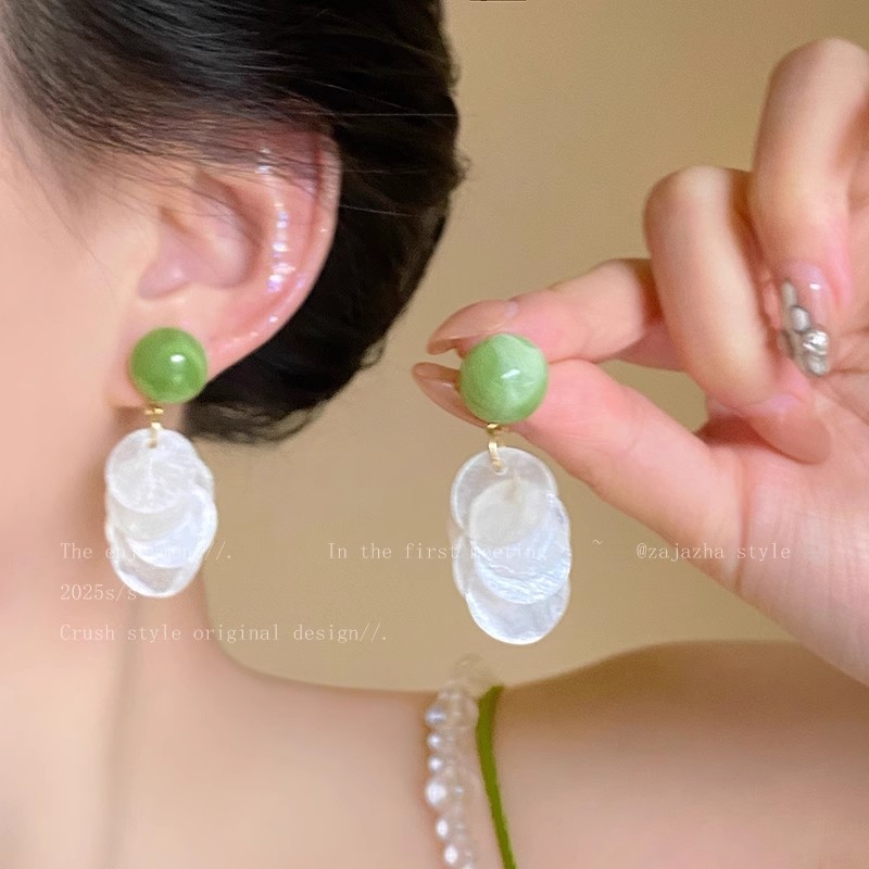 Green vacation-style shell earrings, women's dopamine, summer earrings, unique, beautiful and high-end, seaside stud earrings full figure