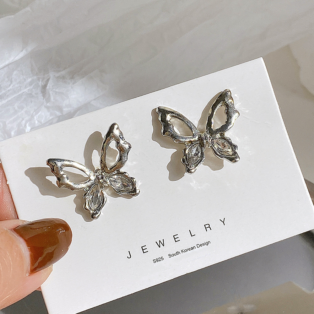 Creative diamond-encrusted butterfly stud earrings for women, a niche design sense, high-end cool style earrings, ins stud earrings, dark stud earrings details Picture