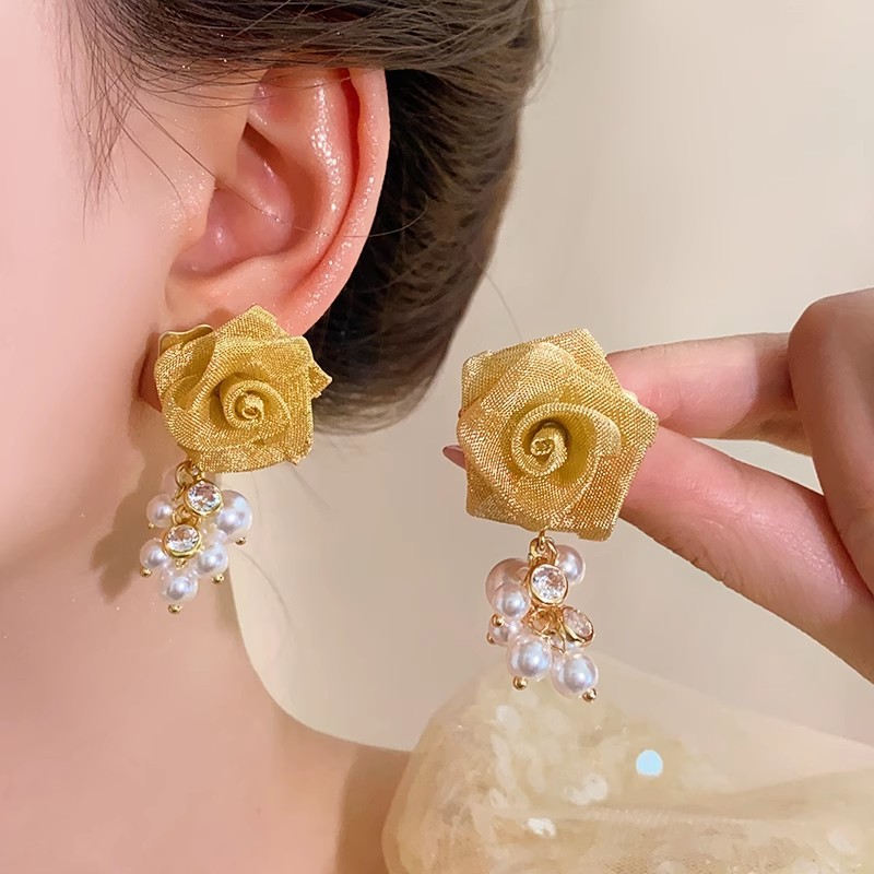 Yellow mesh pearl tassel flower earrings for women, 2025 new style, high-end, niche stud earrings, unique summer earrings Application Scenario
