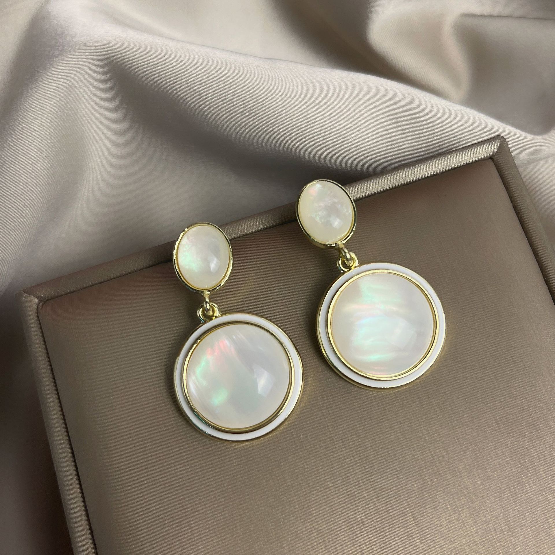 S925 Silver Needle New Style trendy and gentle cat's eye stone earrings, feminine light luxury stud earrings, elegant internet-famous earrings full figure