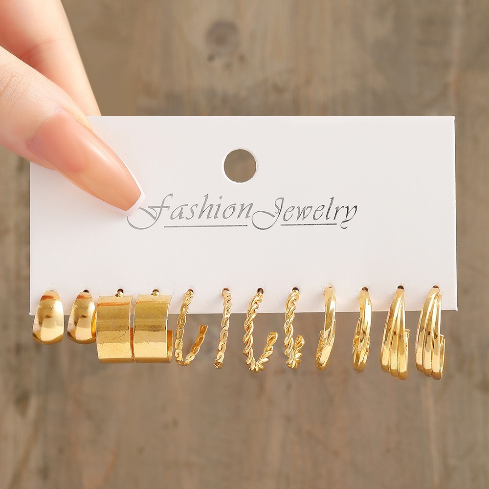 A 18-piece set of fashionable, creative and exquisite C-shaped geometric pearl metal earrings, a popular cross-border accessory from Europe and America for women Application Scenario