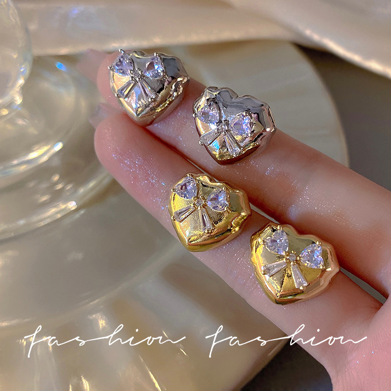 A female Internet celebrity with a cold and cool European and American style, a sweet and passionate bow and diamond-encrusted earrings, is exquisite, super dazzling and high-end luxury earrings full figure