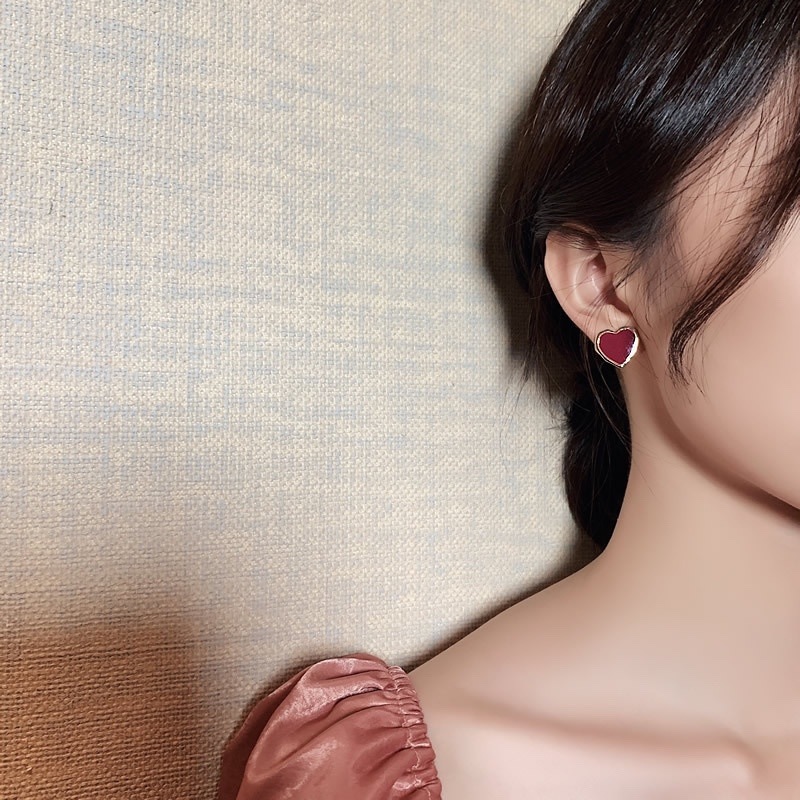 Korean retro stud earrings, heart-shaped deep red stud earrings, women's oil-dripping metal girl earrings, internet-famous small earrings Application Scenario