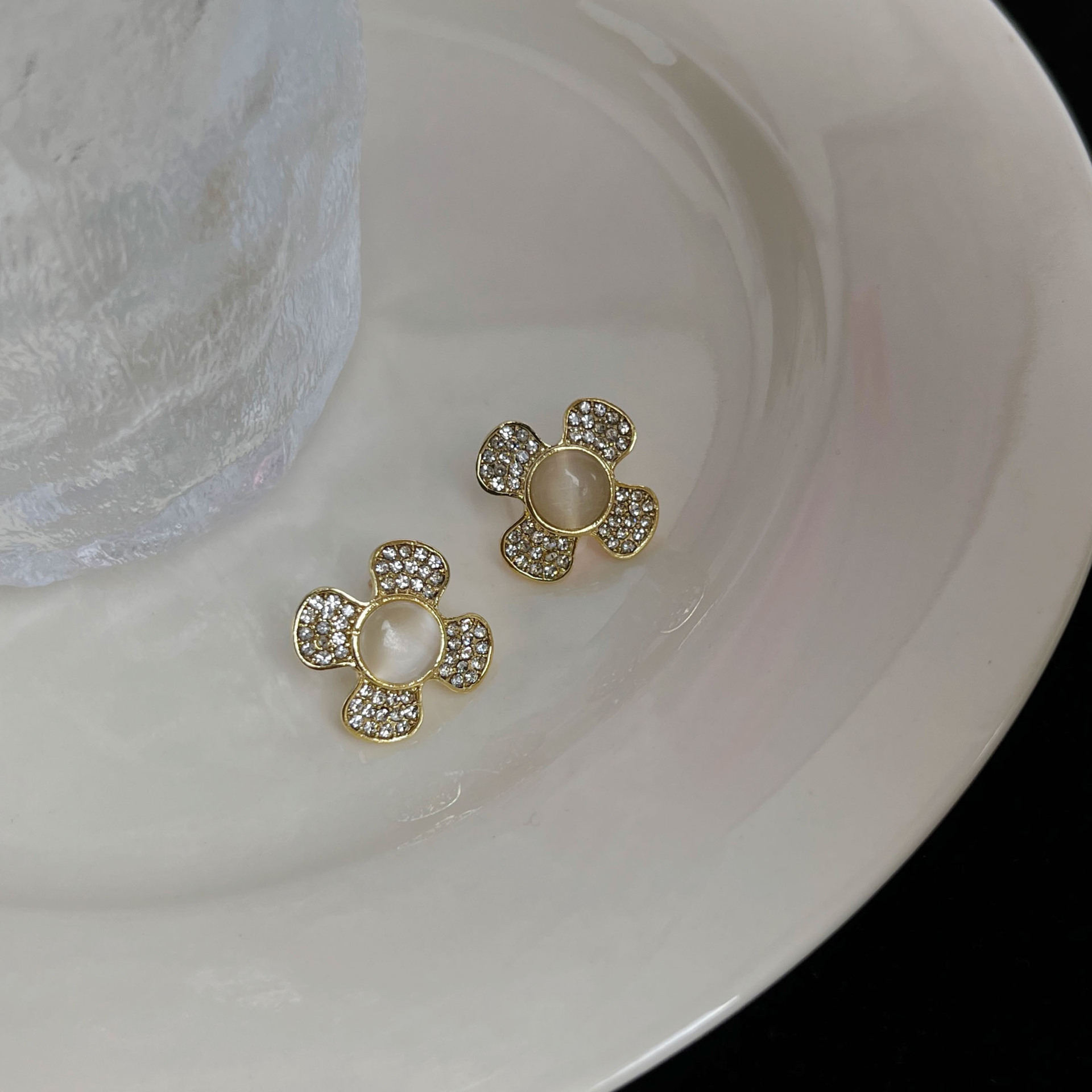 S925 Silver Needle imitation cat's eye stone diamond-encrusted flower stud earrings for women, simple and versatile summer earrings, new trendy earrings Application Scenario