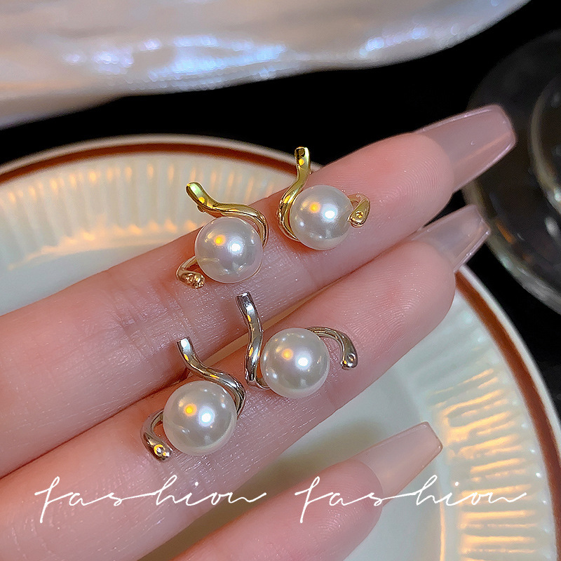 Japanese and Korean light luxury geometric wound pearl earrings for women, versatile ear studs for commuting in Japan and South Korea, high-end and elegant earrings with silver needles full figure