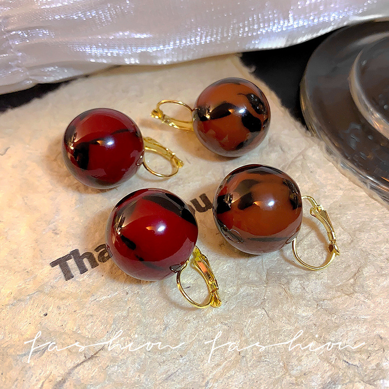 The new vintage sugar bean stud earrings in wine red are expected to be a bestseller in 2025. They are a niche design for women with a cool style Specification drawing