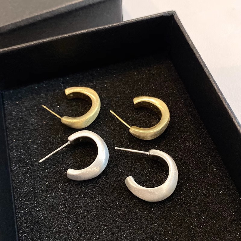 Fashionable and versatile metal style ear rings and earrings, minimalist and cold style plain ring C-shaped earrings, European and American personalized accessories Application Scenario