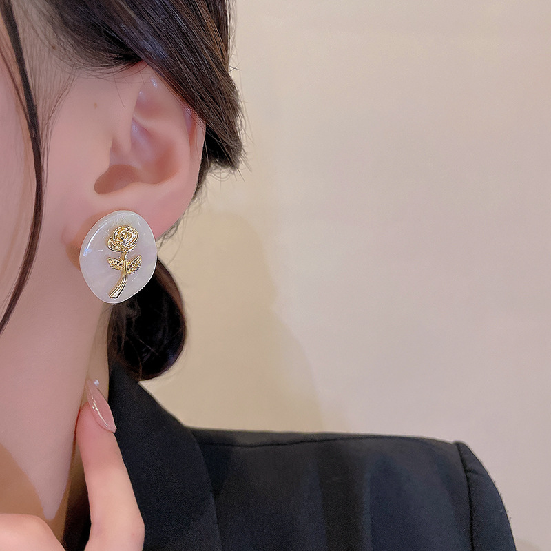 French retro court-style oval stud earrings, simple and elegant rose earrings, trendy and niche design earrings Application Scenario