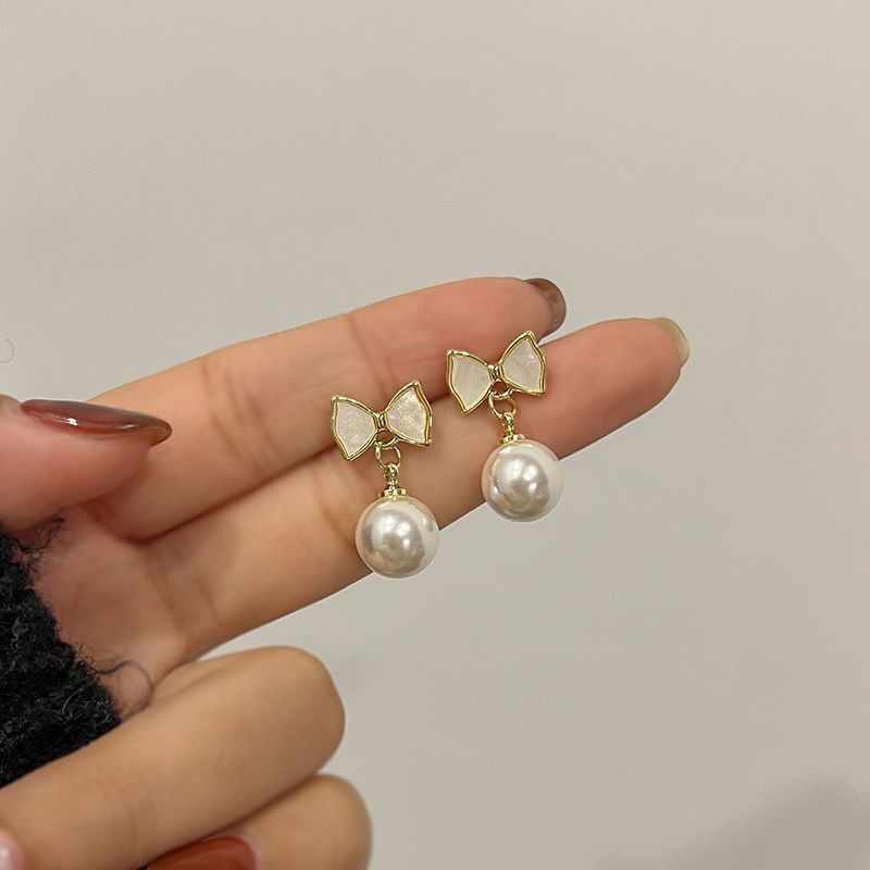 Elegant bow pearl stud earrings, retro new bestseller, niche design, high-end pure silver earrings and earrings Specification drawing