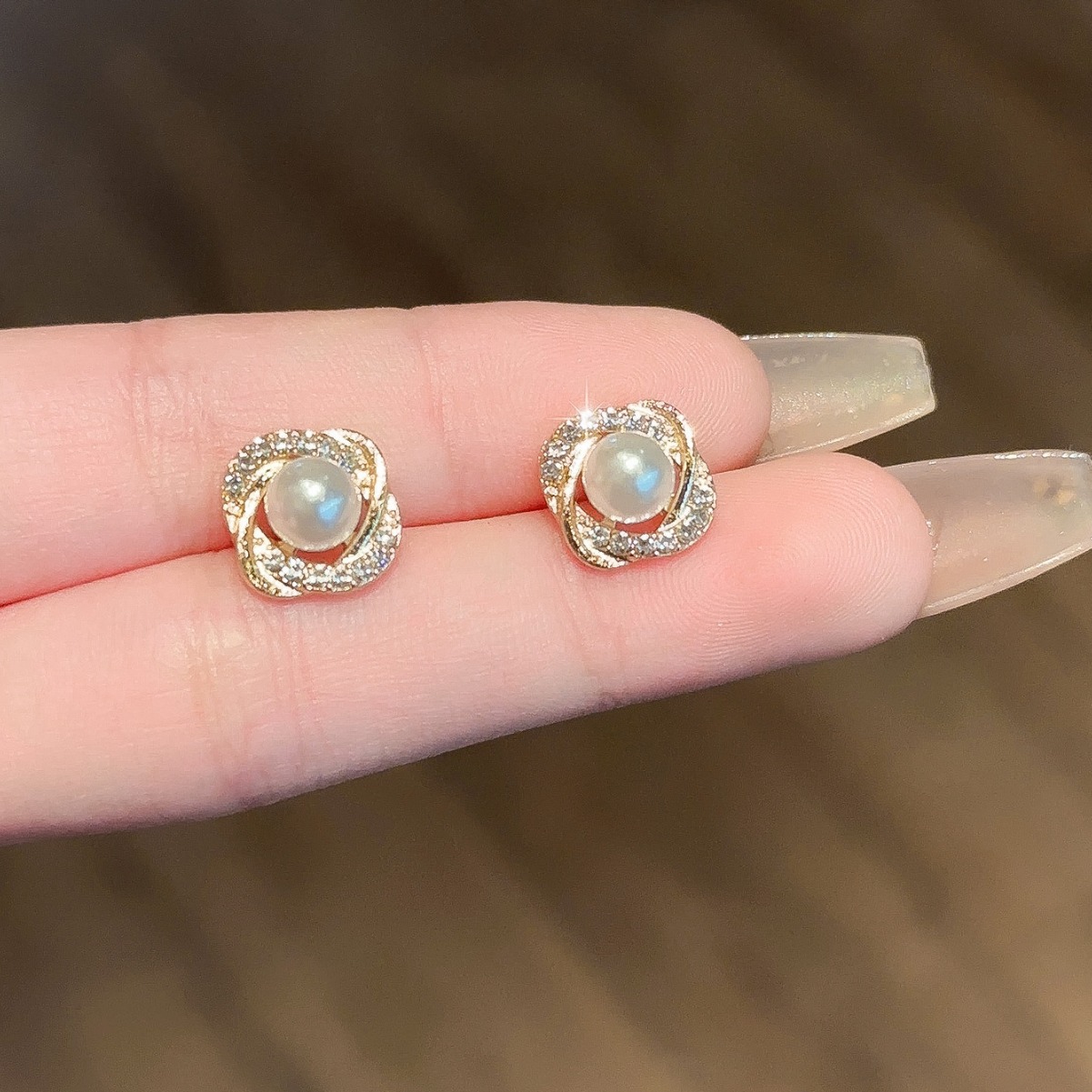 Korean exquisite and compact pearl and diamond-encrusted high-end and elegant stud earrings for women Application Scenario