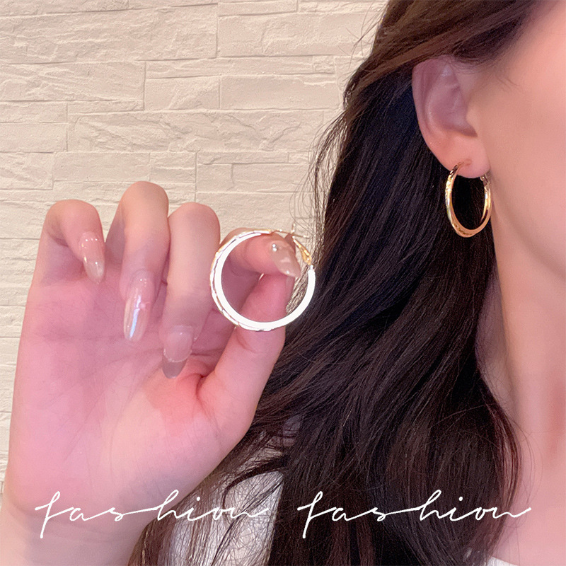 925 Silver Needle fashionable exaggerated circle earrings, light luxury and high-end feel, large ear rings, elegant circle, round face slimming earrings Application Scenario