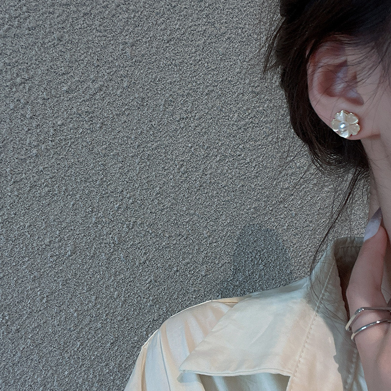 S925 Silver Needle cat's Eye Flower Earrings, women's Instagram trendy design, pearl stud earrings, retro style and simple earrings Application Scenario
