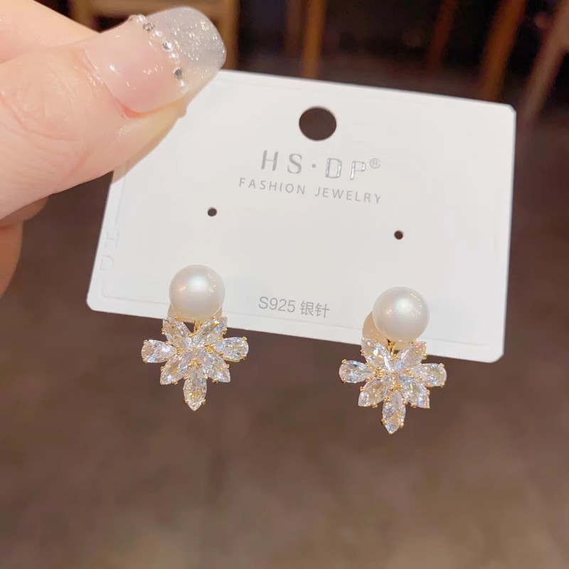 Korean-style exquisite, fashionable and light luxury pearl zircon maple leaf stud earrings for women, simple and elegant, versatile and small earring accessories details Picture