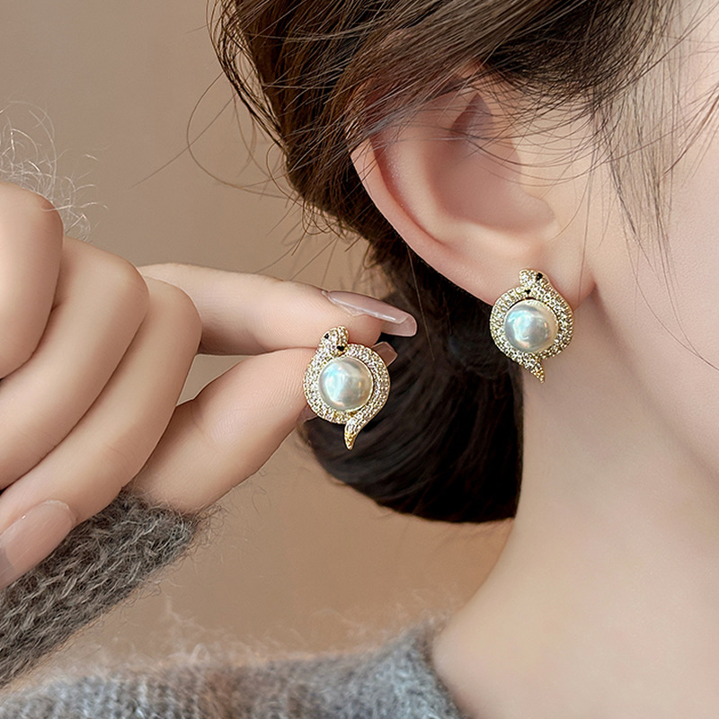 European and American cross-border micro-inlaid small snake pearl stud earrings, a unique and niche 2025 new style of earrings and earrings, exuding a light luxury and high-end feel details Picture