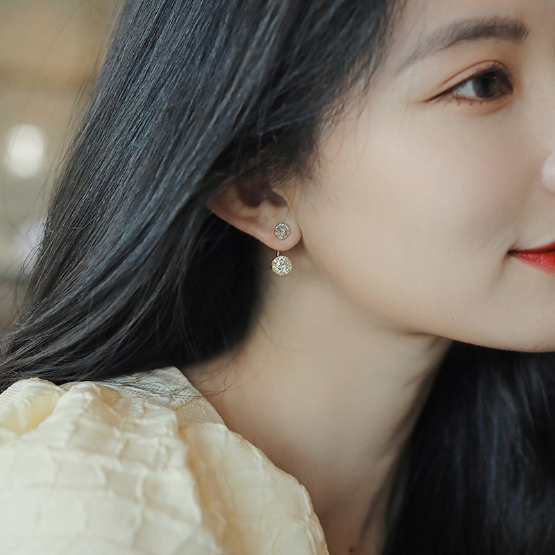Korean version 925 silver needle zircon woven ear studs, the same style as the trendy Instagram influencers, with a simple and high-end look and a light luxury personality Application Scenario
