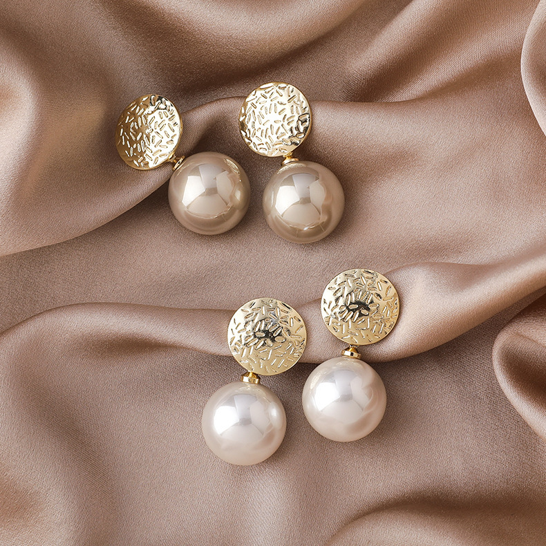 New Korean-style stylish metal champagne-colored pearl stud earrings with a simple and cold style details Picture