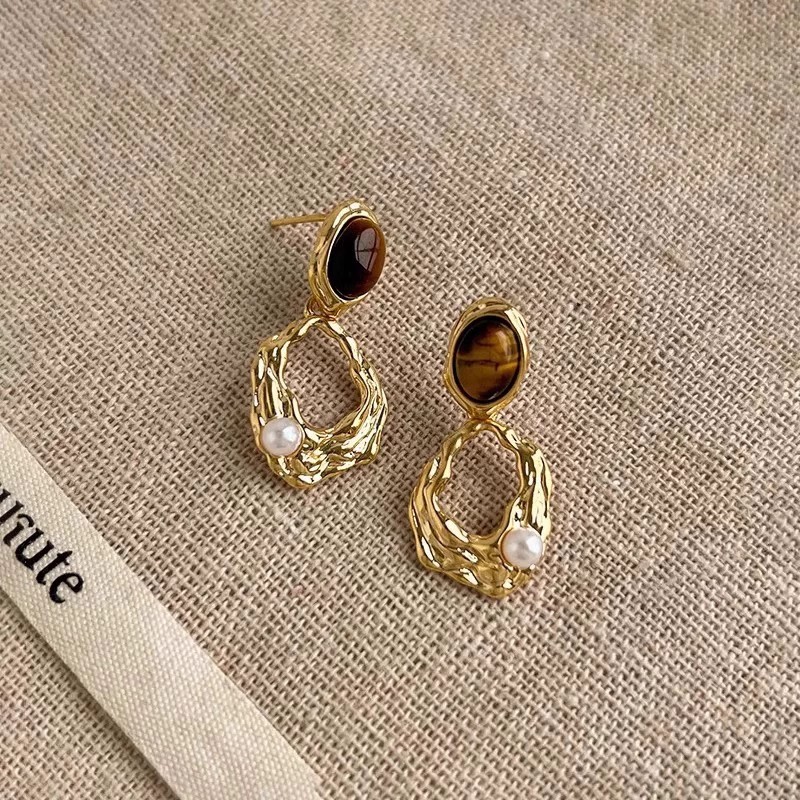 Retro tiger's eye stone pearl gold earrings, Maillard high-end stud earrings for women's autumn and winter, elegant and fashionable earrings details Picture