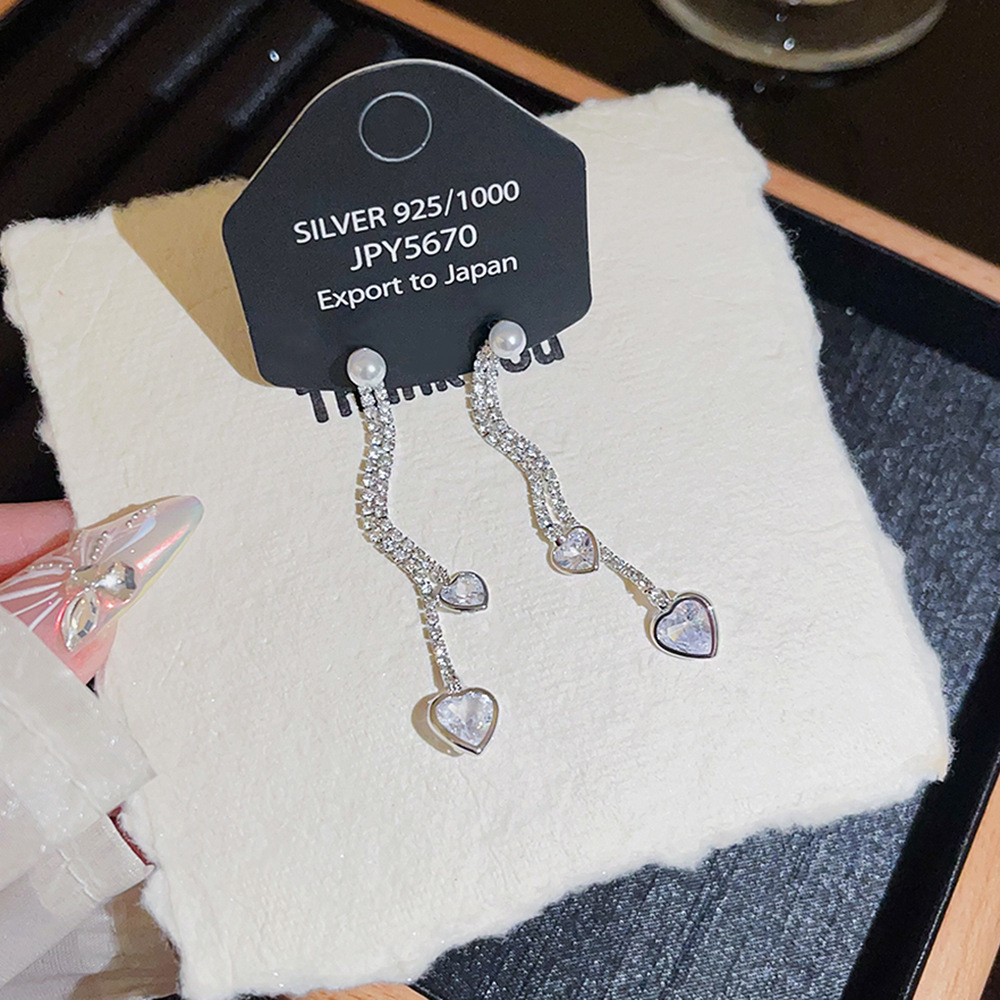 Versatile sweet and cool style heart-shaped tassel stud earrings, pearl female socialite light luxury high-end earrings, fashionable and elegant earrings Specification drawing