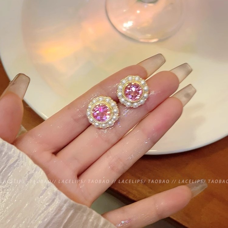 French retro Hepburn style crystal pearl stud earrings for women, a new 2025 bestseller with a light luxury and high-end feel Application Scenario