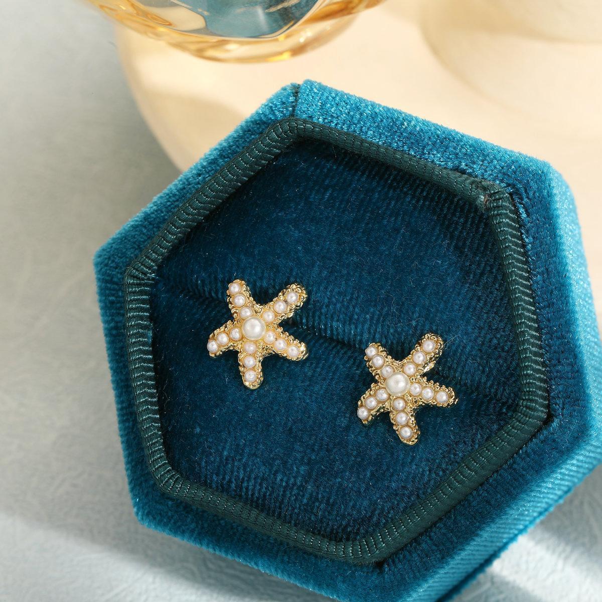 Popular cross-border fashionable, individual, small and elegant earrings from Europe and America, retro pearl inset, simple star and sea star stud earrings for women Application Scenario