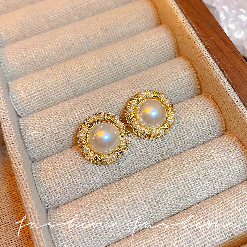 The "Little Chanel Style" niche design sense pearl earrings are a new bestseller in 2025. They have a unique and versatile style and are high-end stud earrings for women Specification drawing