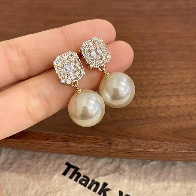 Square Zircon pearl stud earrings for women 2024 bestsellers, light luxury and elegant style earrings, French retro and high-end earrings, trendy Application Scenario