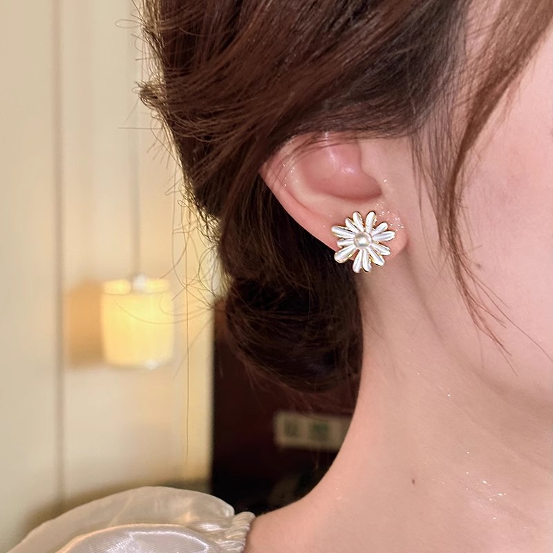 Small and exquisite pearl petal earrings for women, a new style of earrings in 2025, exuding a sense of light luxury and high-end elegance Application Scenario