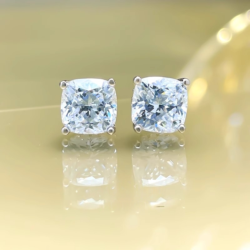 Xuhui brand's best-selling, exquisite and light luxury copper plated with real gold and set with zircon 925 silver needle sugar cube earrings, a fashionable and elegant style Application Scenario