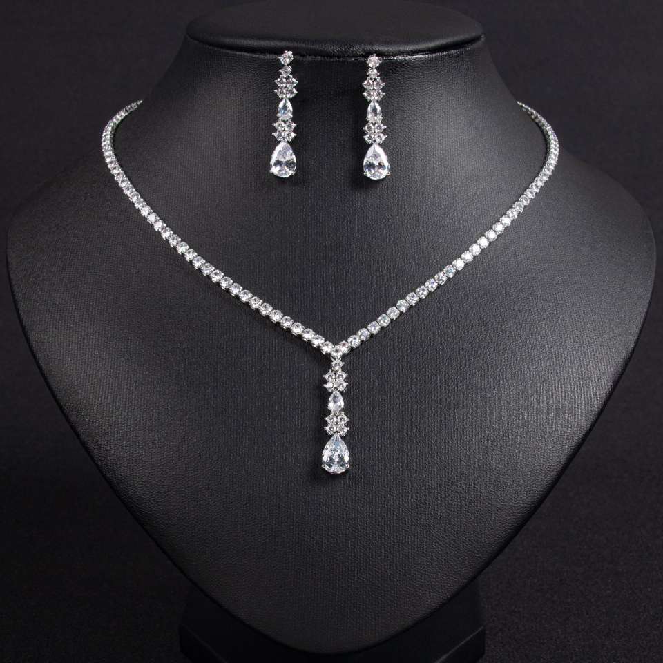 Cross-border simple and fashionable water drop necklace earring set, light luxury geometric claw chain inlaid zircon necklace set wholesale