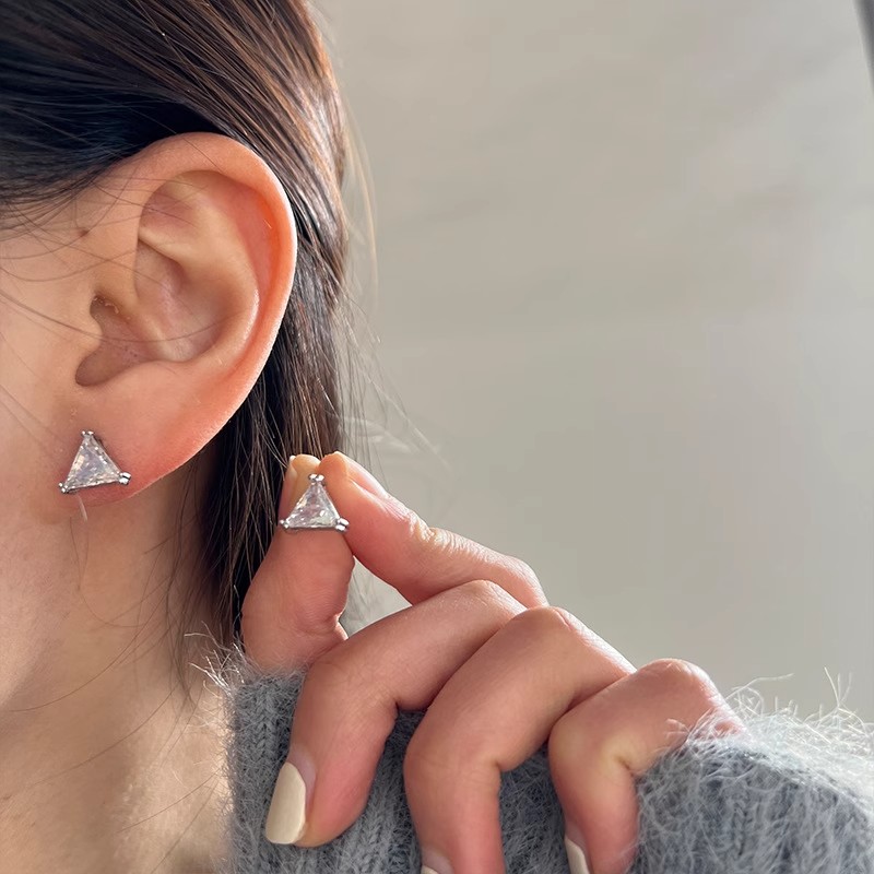 Xuhui brand exquisite and light luxury copper plated with real gold and set with zircon 925 silver needle geometric triangle earrings, fashionable and elegant Application Scenario