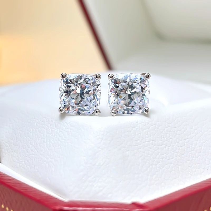 Xuhui brand's best-selling, exquisite and light luxury copper plated with real gold and set with zircon 925 silver needle sugar cube earrings, a fashionable and elegant style details Picture