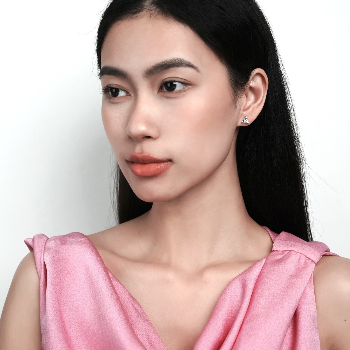 Xuhui brand exquisite and light luxury copper plated with real gold and set with zircon 925 silver needle geometric triangle earrings, fashionable and elegant details Picture