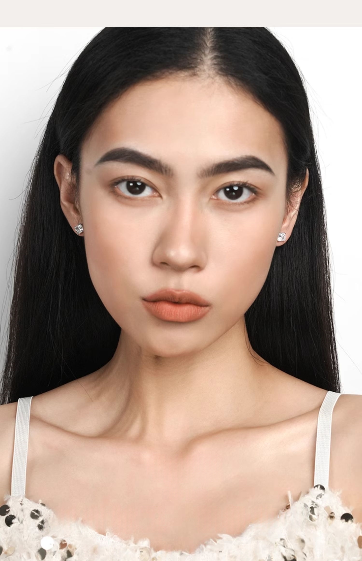 Xuhui brand's best-selling, exquisite and light luxury copper plated with real gold and set with zircon 925 silver needle sugar cube earrings, a fashionable and elegant style full figure