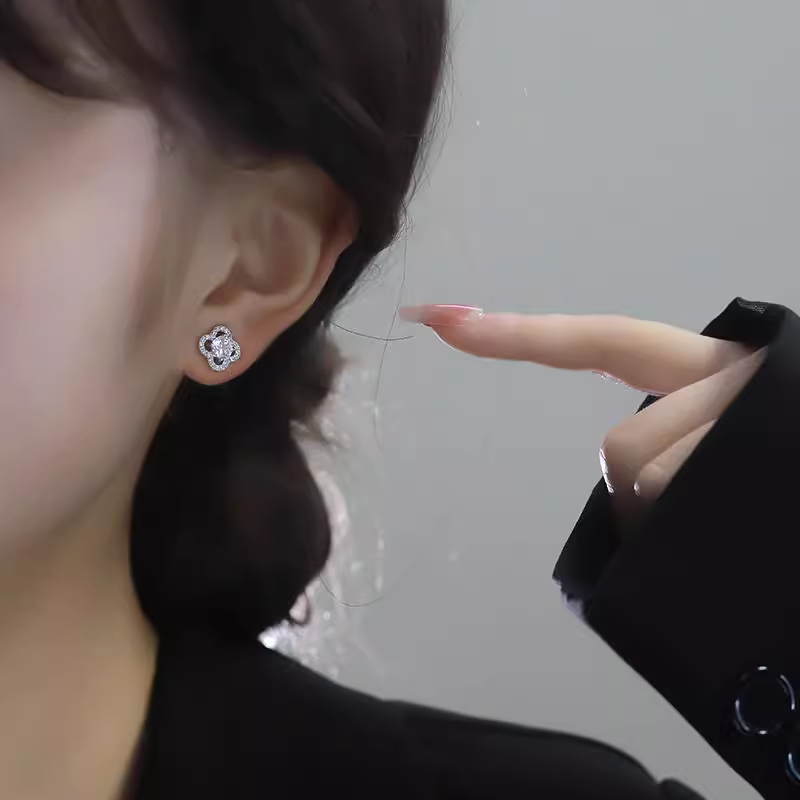 Xuhui brand exquisite and light luxury copper plated with real gold and set with zircon 925 silver needle four-leaf clover, fashionable and elegant stud earrings Specification drawing