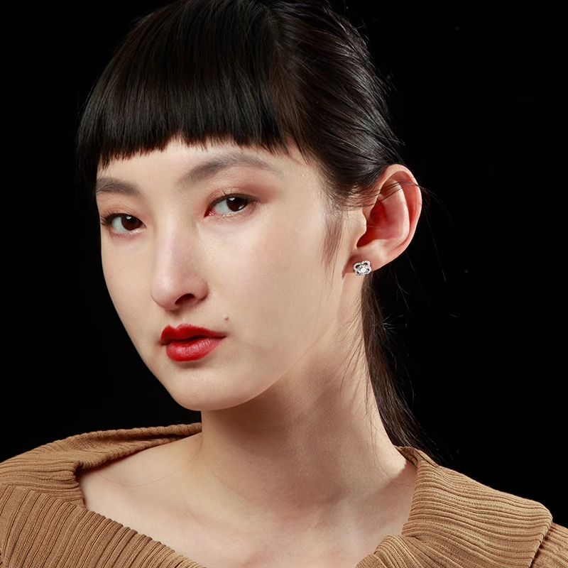 Xuhui brand exquisite and light luxury copper plated with real gold and set with zircon 925 silver needle four-leaf clover, fashionable and elegant stud earrings details Picture