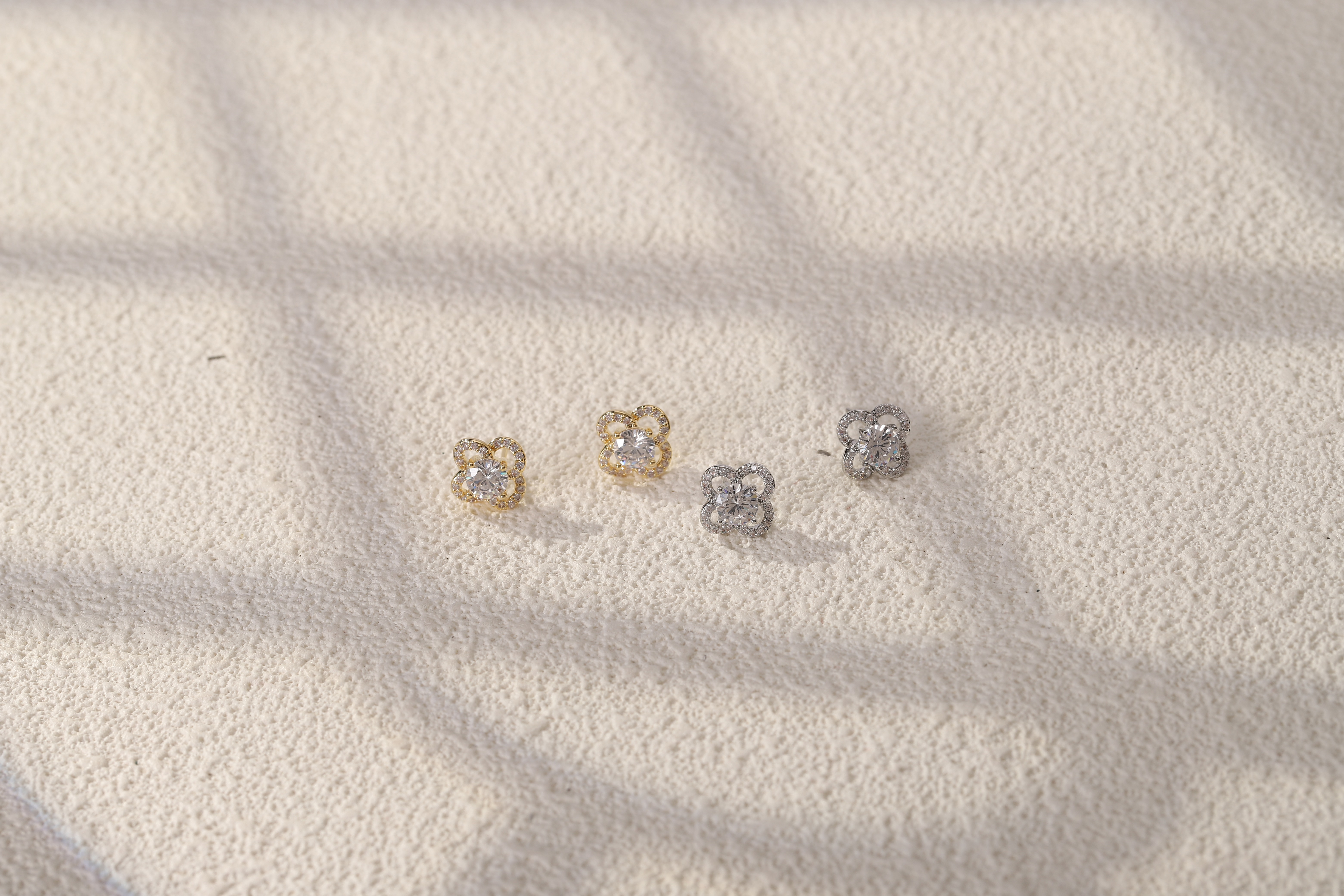 Xuhui brand exquisite and light luxury copper plated with real gold and set with zircon 925 silver needle four-leaf clover, fashionable and elegant stud earrings Item Picture