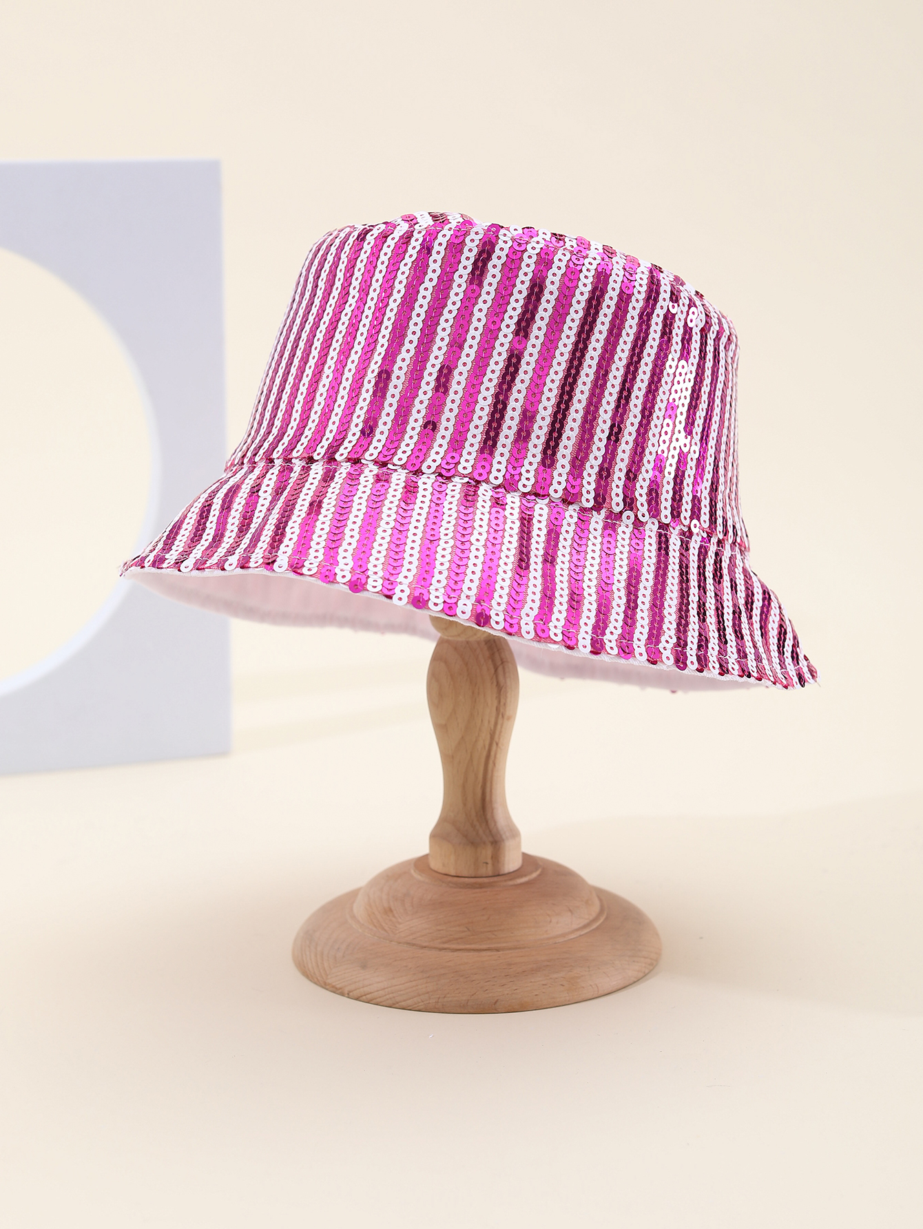 Spring and summer cross-border European and American bestsellers irregularly striped sequined fisherman hats are fashionable and versatile. Travel sun protection and sunshade foldable basin hats are available. Adult hats for export are all available in size 58CM Item Picture