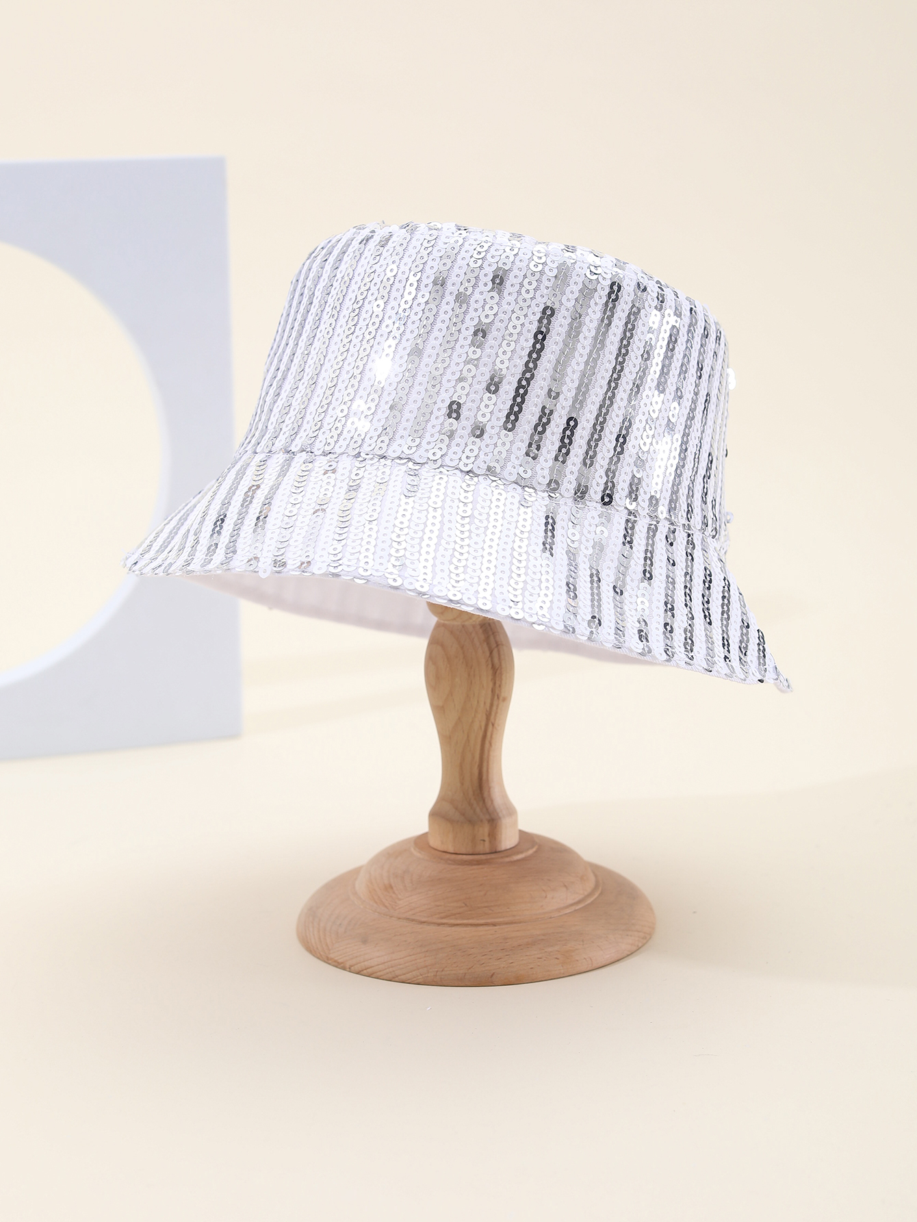 Spring and summer cross-border European and American bestsellers irregularly striped sequined fisherman hats are fashionable and versatile. Travel sun protection and sunshade foldable basin hats are available. Adult hats for export are all available in size 58CM Application Scenario