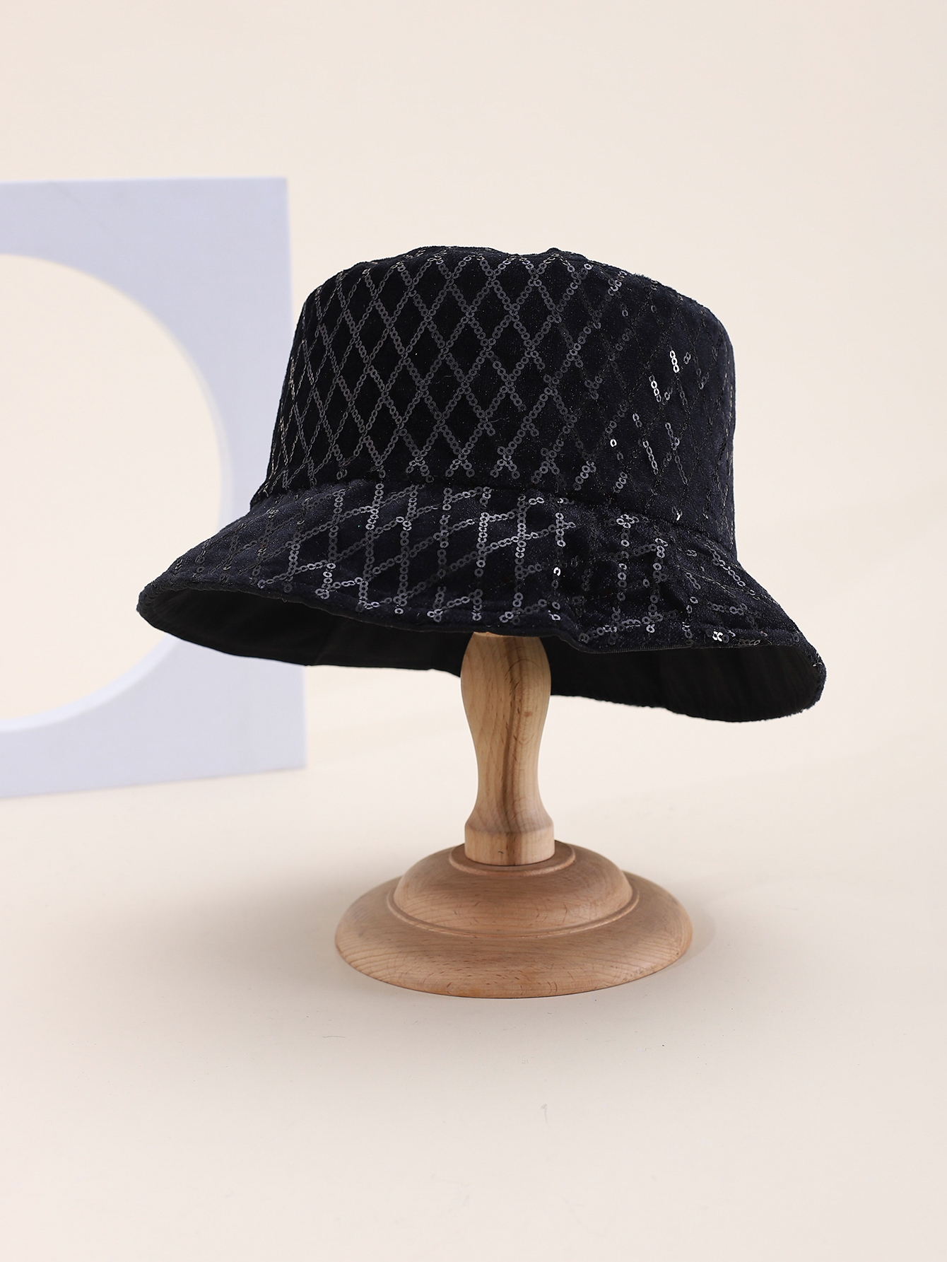 Spring and summer cross-border European and American bestsellers, diamond-shaped irregular sequined fisherman hats, fashionable and versatile, travel sun protection and sunshade foldable basin hats, export adult hats, all size 58CM Application Scenario