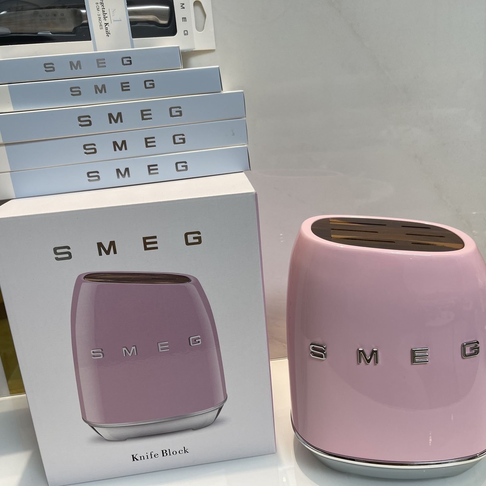 Smeg stainless steel knife set, retro cream color, high-end kitchen vegetable cutting 7-piece set Application Scenario