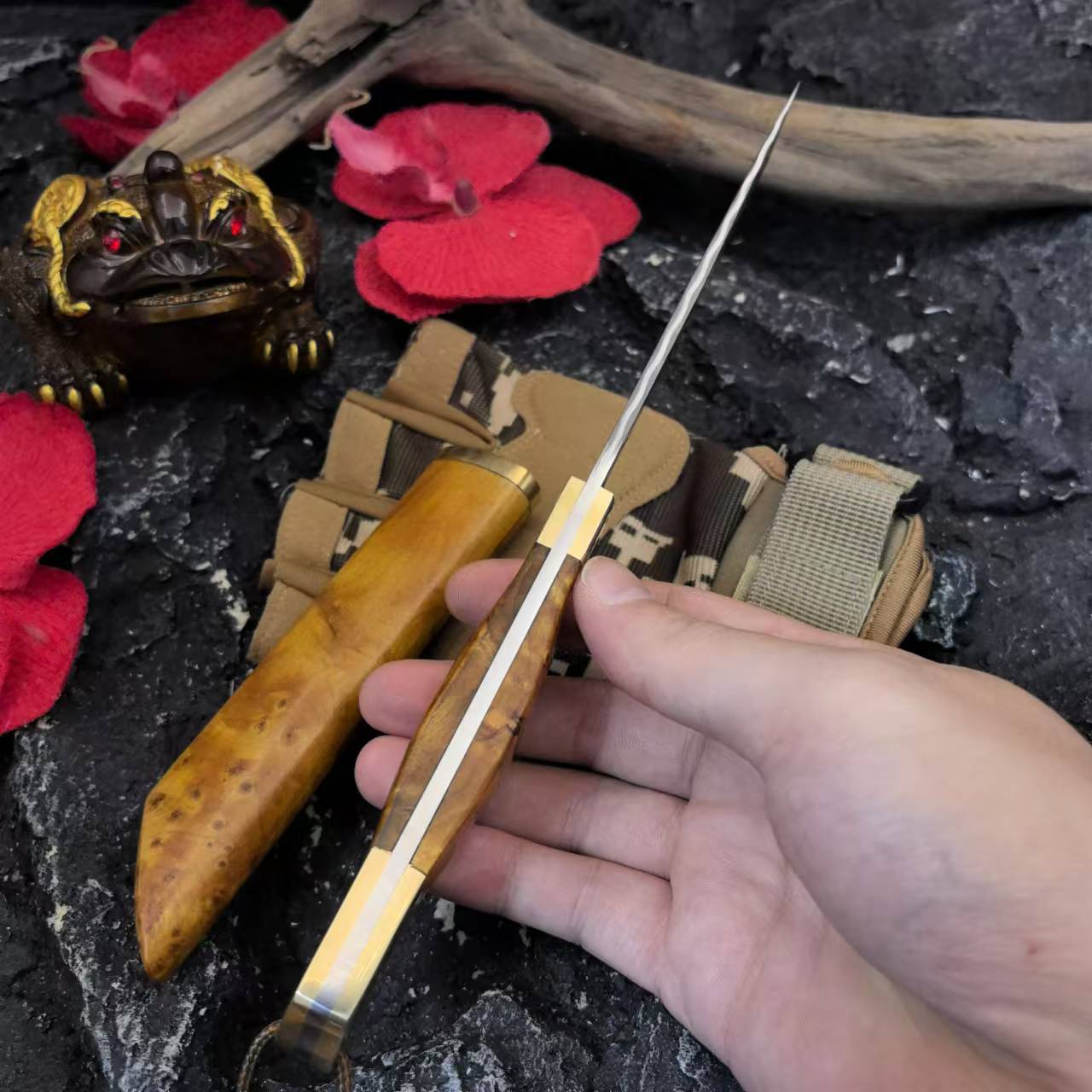 The new Damascus VG10 outdoor multi-functional integrated keel knife is a portable and collectible meat knife for outdoor survival Application Scenario