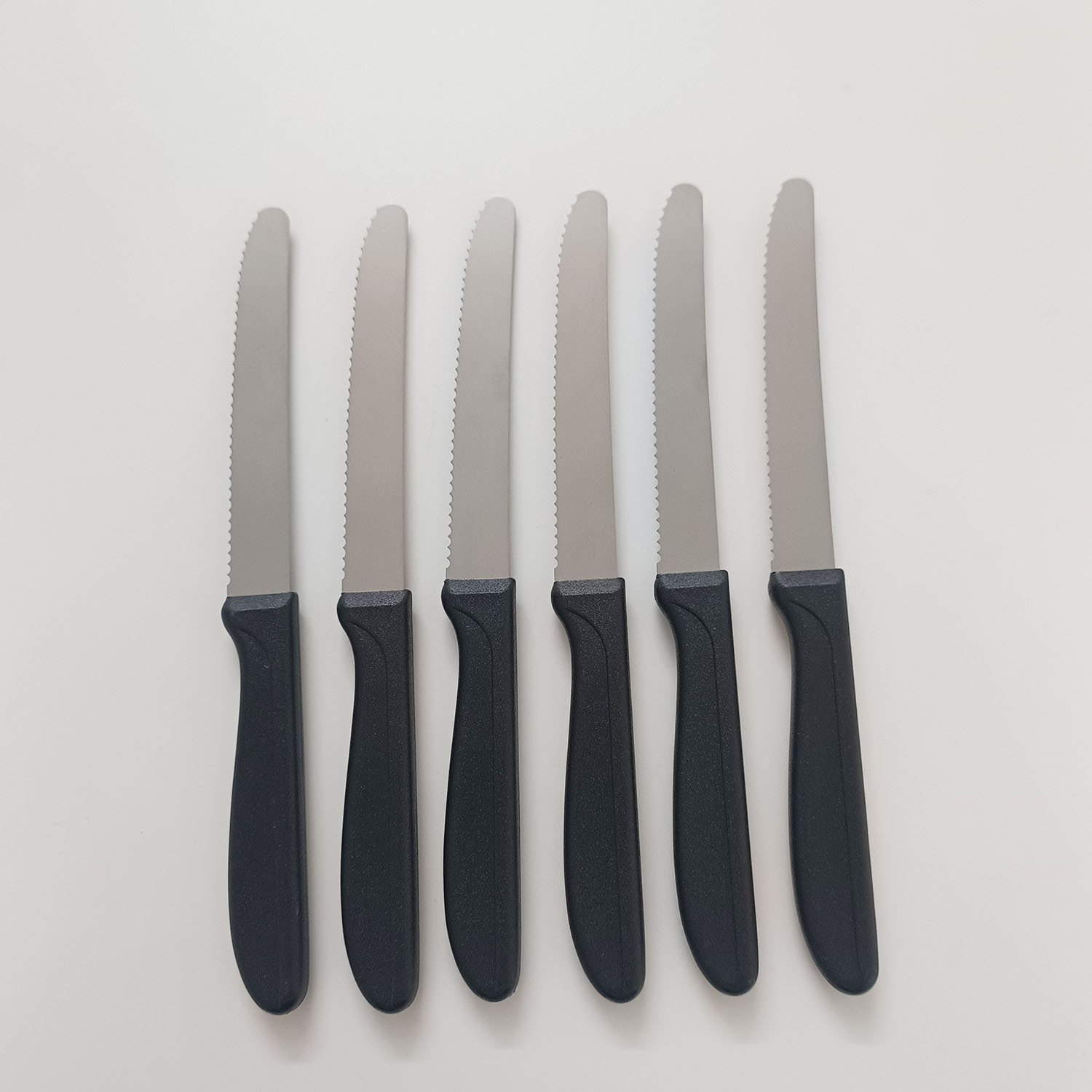 Stainless steel steak serrated knife, Western-style steak knife, black plastic-handled steak knife Item Picture