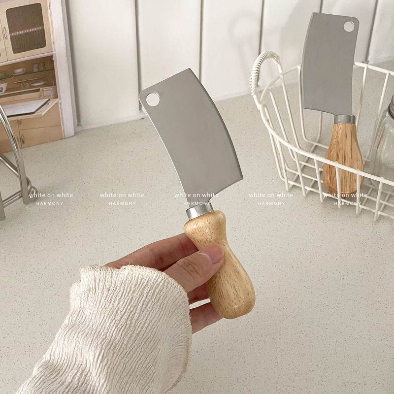 Mini kitchen-specific small kitchen knife, household children's complementary food knife, wooden handle stainless steel kitchen knife, small multi-purpose slicing knife Application Scenario