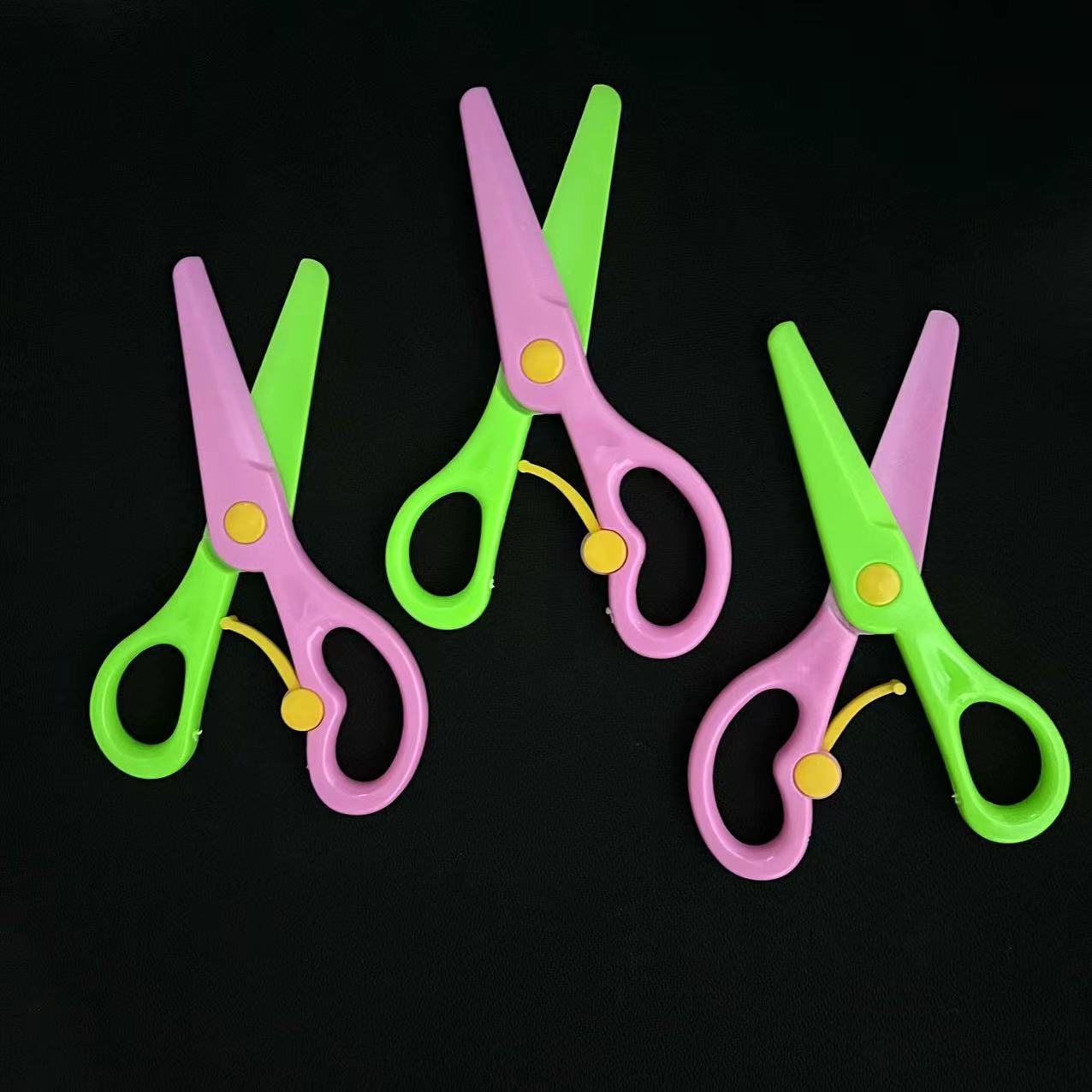 Wholesale of children's scissors, safety scissors, round-headed hand-cut scissors for kindergarten and primary school students, plastic scissors sets details Picture