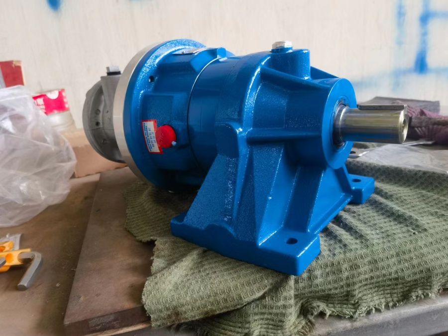 The gast reduced-speed pneumatic motor 1AM-NRV-60-GR11 regulates the operating speed and power output full figure